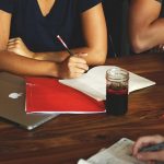 Jak pisać treści blogowe, które angażują czytelników?